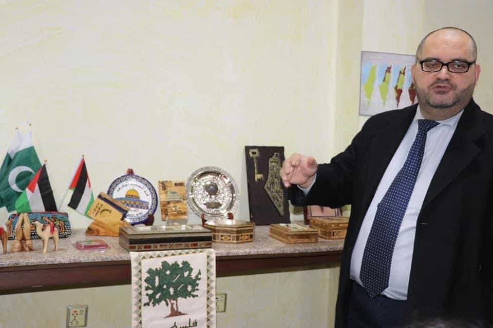 Speaker with flags